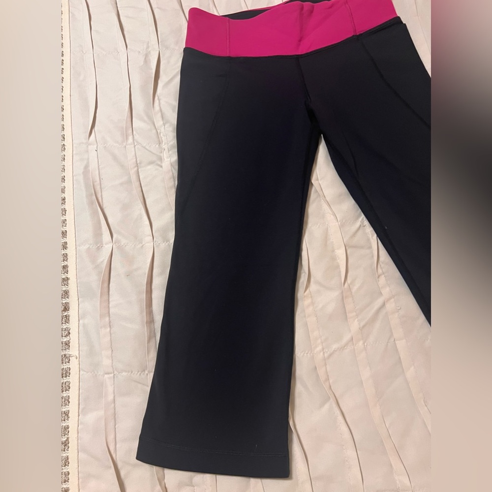 Lululemon Yoga Leggings Womens Size 8 Black Pink Cropped Capris Slit - Picture 2 of 12